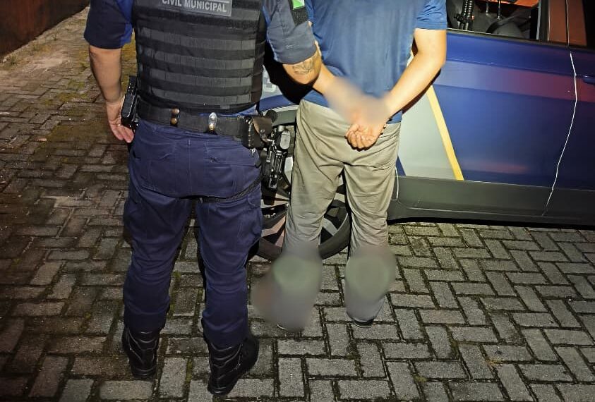 Homem é preso após ameaçar companheira e tentar fugir da Guarda Municipal em Pontal do Paraná