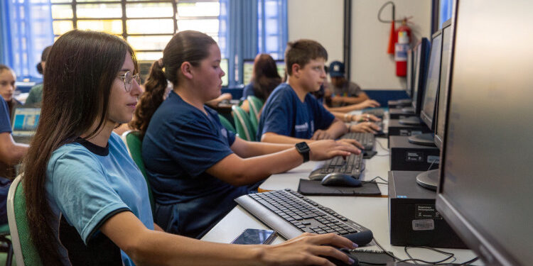 Prazo para cadastro na Carteira de Trabalho Digital termina nas escolas do Paraná