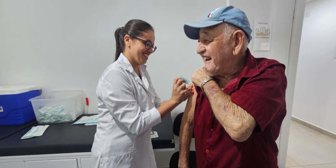 Paraná aplica 153,9 mil doses contra influenza no início da campanha de vacinação 2026