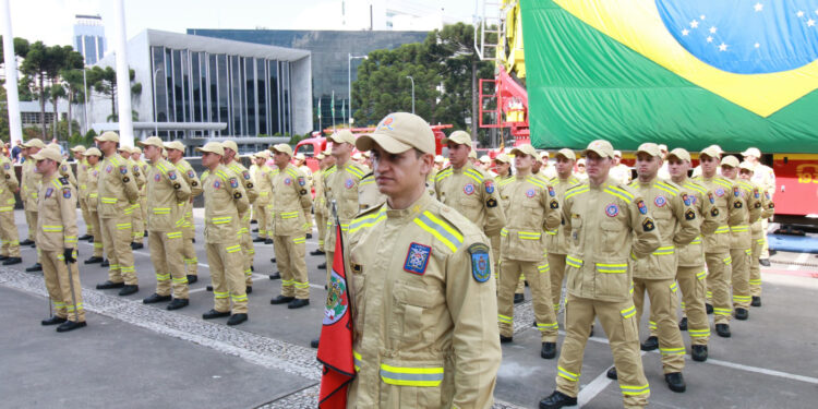 Paraná distribui 851 novos bombeiros para reforçar atendimento em todo o Estado