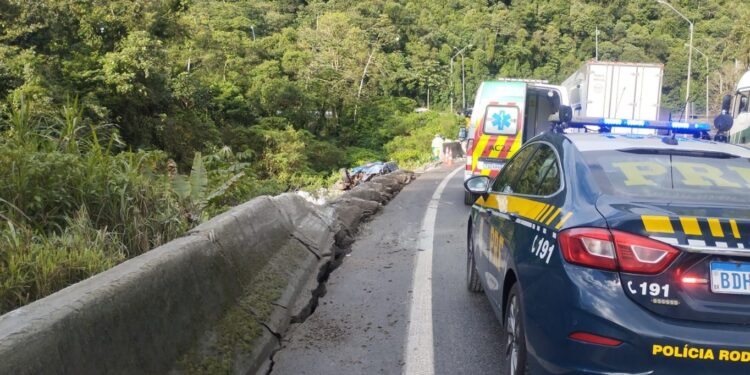 Casal morre em grave acidente com carreta na BR-376 em Guaratuba