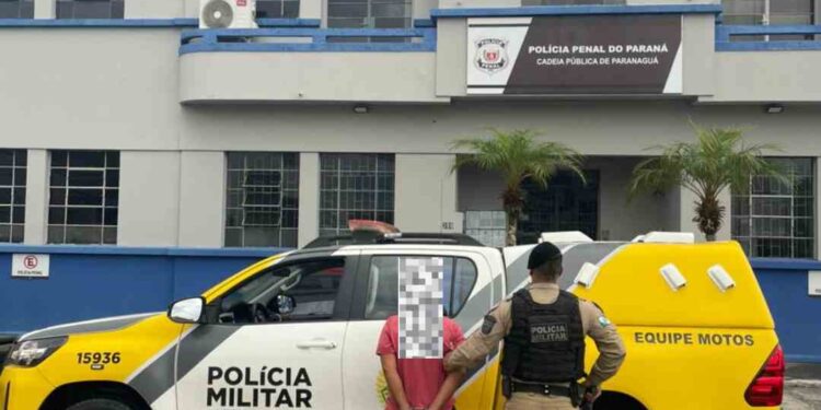 Homem com mandado por roubo é preso pela equipe de motos da PM na Serraria do Rocha, em Paranaguá