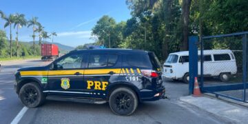 Homem com mandado de prisão é detido pela PRF após fuga na BR-277 em Paranaguá