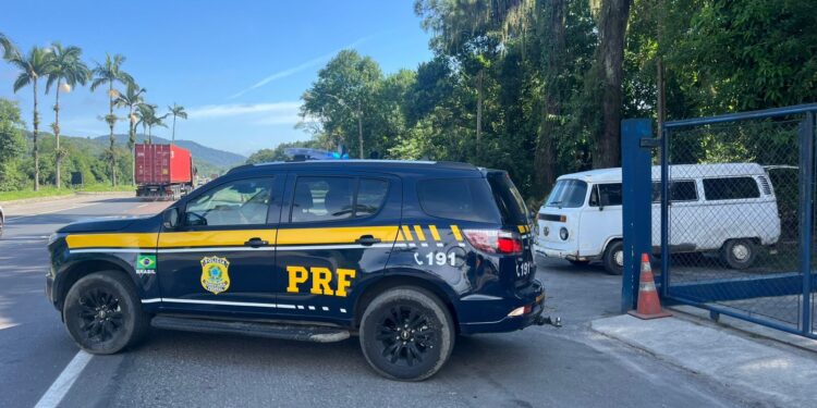 Homem com mandado de prisão é detido pela PRF após fuga na BR-277 em Paranaguá