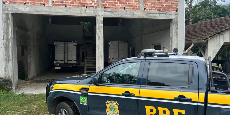 PRF recupera dois caminhões furtados em chácara às margens da BR-376, em Guaratuba