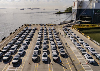 PORTO DE PARANAGUÁ RECEBE MAIS DE 5 MIL CARROS ELÉTRICOS EM OPERAÇÃO HISTÓRICA
