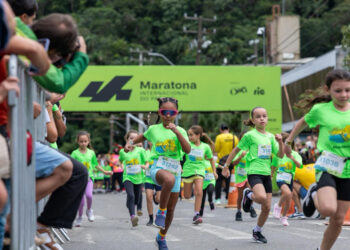 MARATONINHA REÚNE CENTENAS DE CRIANÇAS EM GUARATUBA E PONTE É FECHADA PARA MARATONA