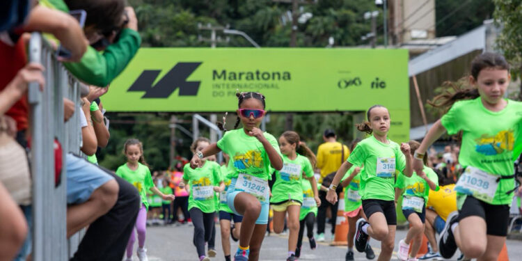 MARATONINHA REÚNE CENTENAS DE CRIANÇAS EM GUARATUBA E PONTE É FECHADA PARA MARATONA