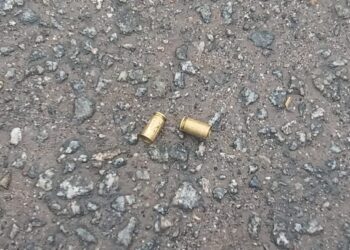 Tiro atravessa telhado e atinge moradora dentro de casa em Paranaguá