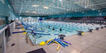 Aulas de natação com piscina climatizada atendem mais de dois mil alunos em Paranaguá