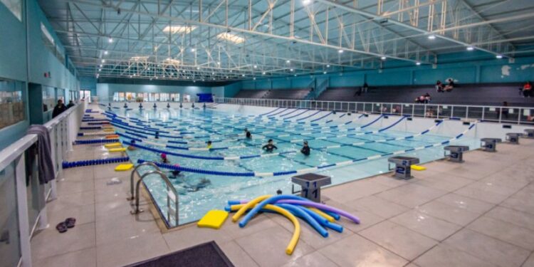 Aulas de natação com piscina climatizada atendem mais de dois mil alunos em Paranaguá