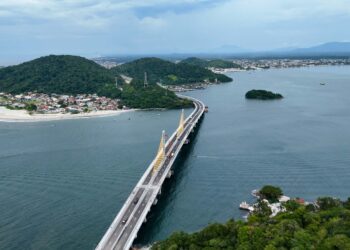 DER-PR controla acesso de veículos pesados na Ponte da Vitória com balanças