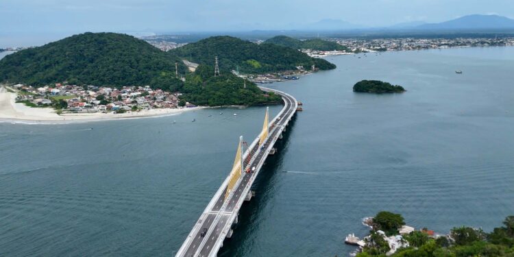 DER-PR controla acesso de veículos pesados na Ponte da Vitória com balanças