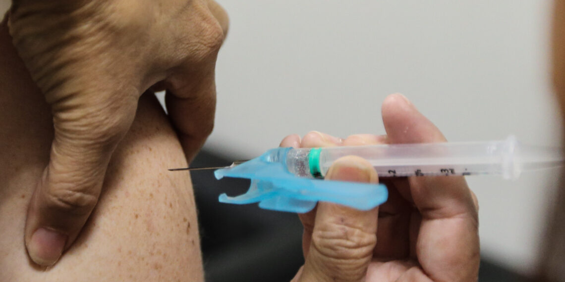 Vacinação contra a gripe no Paraná será aberta para público em geral a partir de segunda