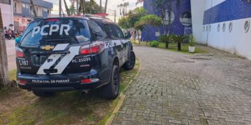Dupla é baleada em atentado no Emboguaçu; carro utilizado no crime é abandonado na Vila São Jorge