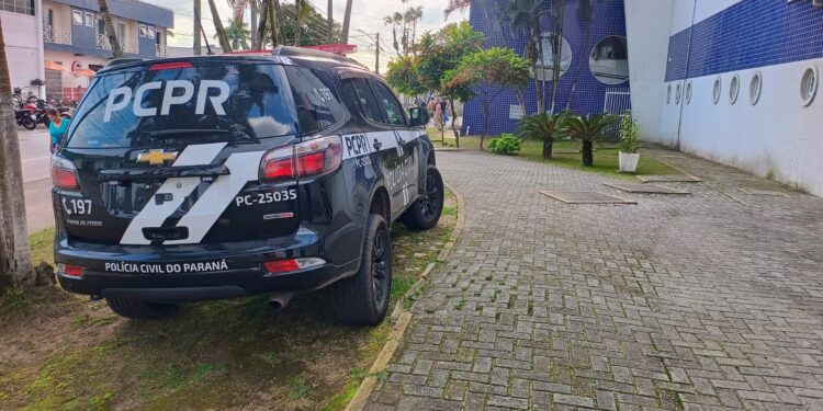 Dupla é baleada em atentado no Emboguaçu; carro utilizado no crime é abandonado na Vila São Jorge