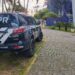 Dupla é baleada em atentado no Emboguaçu; carro utilizado no crime é abandonado na Vila São Jorge