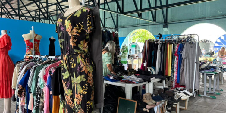 Varal Solidário oferece roupas e calçados gratuitos para população em situação de vulnerabilidade em Paranaguá
