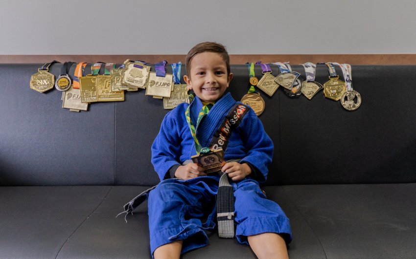 Noah, de 5 anos, coleciona títulos no jiu-jítsu e leva o nome de Paranaguá ao cenário internacional
