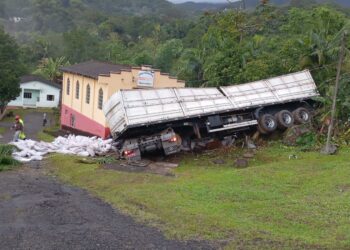Caminhão carregado com açúcar tomba na BR-277 e quase atinge igreja