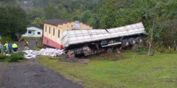 Caminhão carregado com açúcar tomba na BR-277 e quase atinge igreja