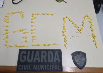 Abordagem por alta velocidade resulta na prisão de dois homens com 78 pedras de crack em Paranaguá