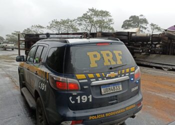 Caminhão tomba, colide com van e deixa um morto e seis feridos na BR-277