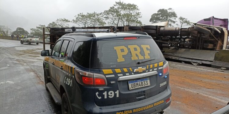 Caminhão tomba, colide com van e deixa um morto e seis feridos na BR-277