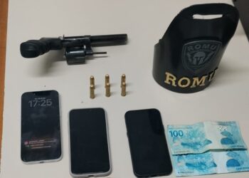 ROMU apreende revólver carregado em abordagem a veículo em ponto conhecido pelo tráfico em Paranaguá