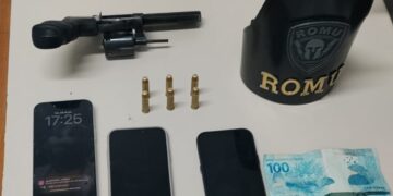 ROMU apreende revólver carregado em abordagem a veículo em ponto conhecido pelo tráfico em Paranaguá