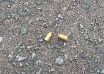 Mulher é ameaçada com arma e homem efetua dois disparos em frente à residência em Paranaguá