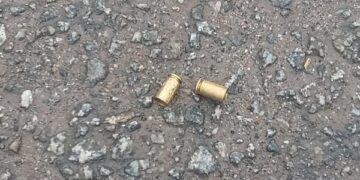 Mulher é ameaçada com arma e homem efetua dois disparos em frente à residência em Paranaguá