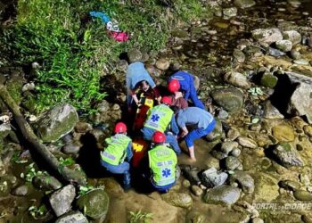 Jovem cai de ponte de 4 metros e é resgatado no Rio do Melo em Guaratuba