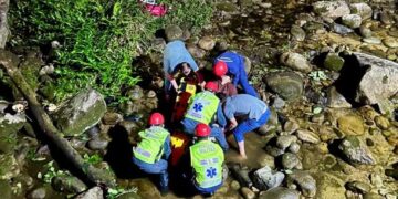 Jovem cai de ponte de 4 metros e é resgatado no Rio do Melo em Guaratuba