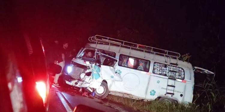 Colisão frontal deixa sete pessoas feridas na divisa entre Guaratuba e Garuva