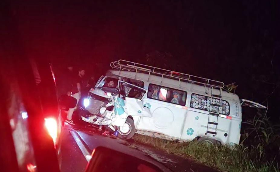 Colisão frontal deixa sete pessoas feridas na divisa entre Guaratuba e Garuva