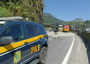 Engavetamento deixa dois mortos e interdita totalmente a BR-277 em Morretes