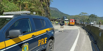Engavetamento deixa dois mortos e interdita totalmente a BR-277 em Morretes