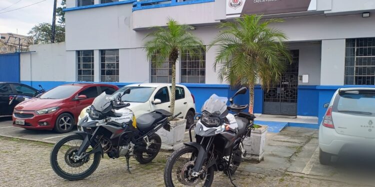 Grupamento de Motos apreende drogas e dinheiro em ponto de tráfico em Paranaguá