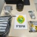 PM apreende quase 1kg de drogas em terreno no Beco do Venícius em Paranaguá