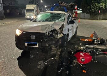 Motociclista fica ferido após colisão com carro na Avenida Atílio Fontana