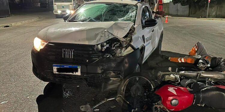 Motociclista fica ferido após colisão com carro na Avenida Atílio Fontana