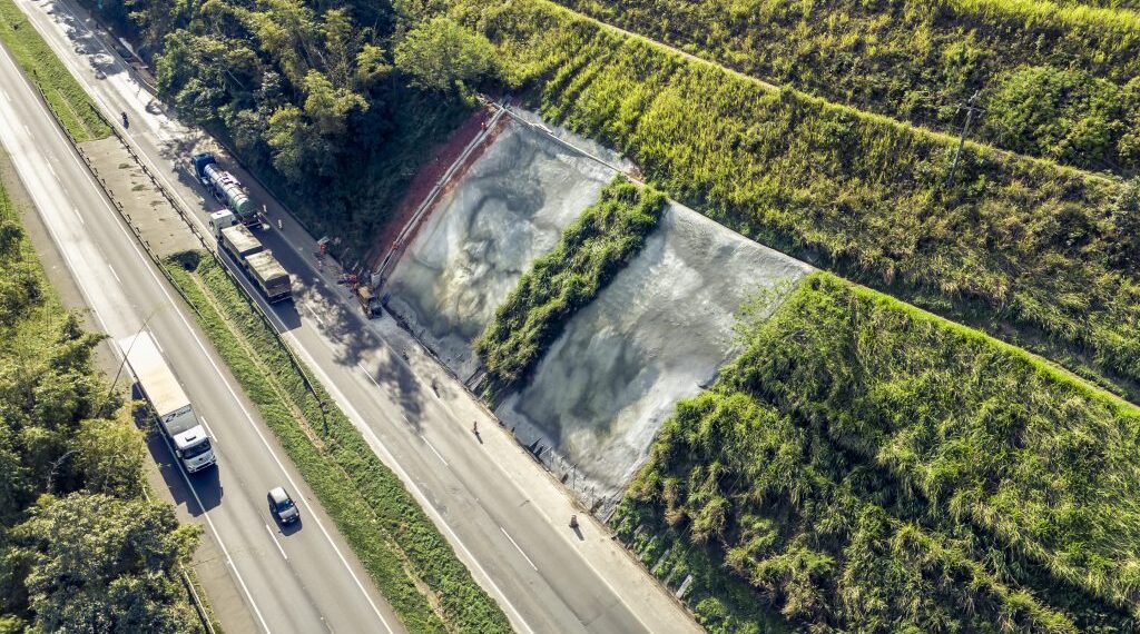 EPR Litoral Pioneiro finaliza obra de contenção de encosta em três pontos da BR-277