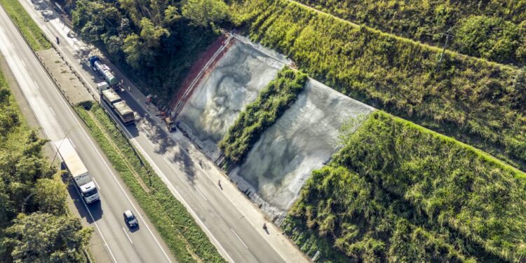 EPR Litoral Pioneiro finaliza obra de contenção de encosta em três pontos da BR-277