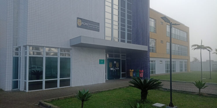 Adolescente é apreendido após furto de retrovisores no pátio da Delegacia Cidadã em Paranaguá
