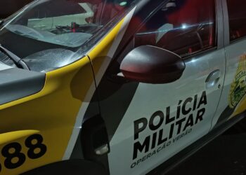 Homens encapuzados descem de Vectra e abrem fogo contra grupo em Paranaguá