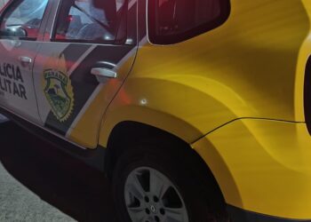 Homens encapuzados descem de Vectra e abrem fogo contra grupo em Paranaguá