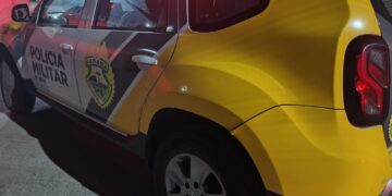 Homens encapuzados descem de Vectra e abrem fogo contra grupo em Paranaguá