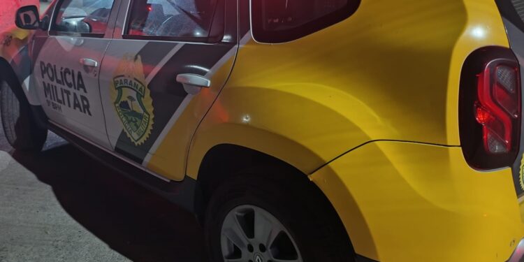 Homens encapuzados descem de Vectra e abrem fogo contra grupo em Paranaguá