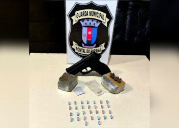 Agressão contra companheira termina com homem preso com drogas e simulacro